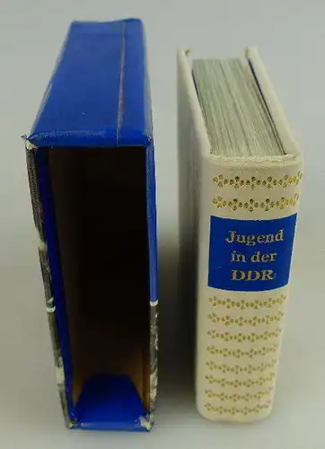 Minibuch: Jugend in der DDR überreicht an Verlagschef der Jungen Welt, Buch1533
