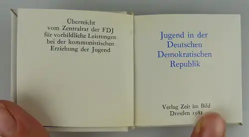 Minibuch: Jugend in der DDR überreicht an Verlagschef der Jungen Welt, Buch1533