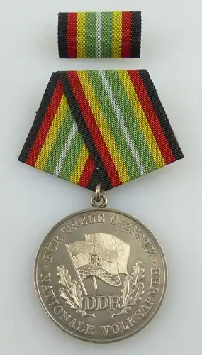 Medaille für treue Dienste in der NVA in 900 Silber, Punze 2 Nr. 150c, Orden2572