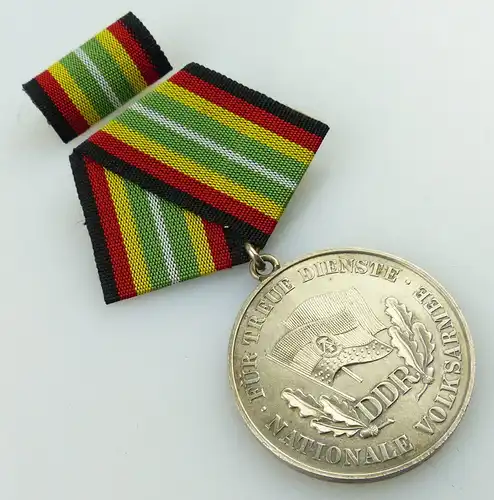 Medaille für treue Dienste in der NVA in 900 Silber, Punze 2 Nr. 150c, Orden2572