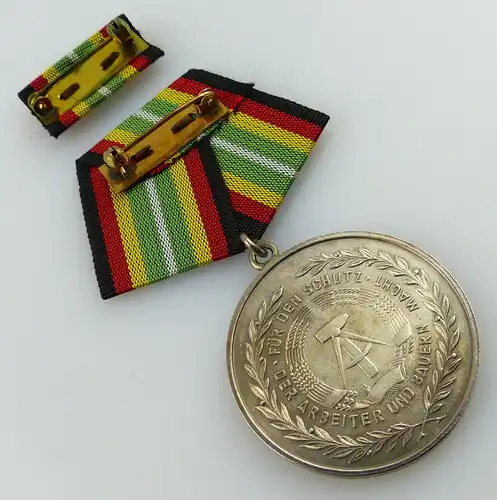 Medaille für treue Dienste in der NVA in 900 Silber, Punze 2 Nr. 150c, Orden2572