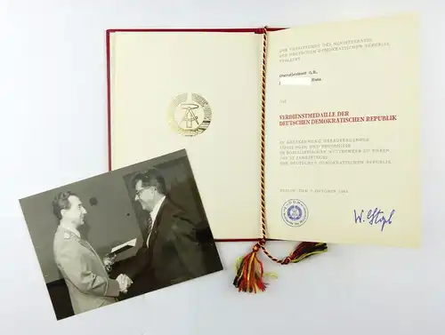 #e6767 Urkunde Verdienstmedaille der DDR 1984 mit original Foto Oberstleutnant