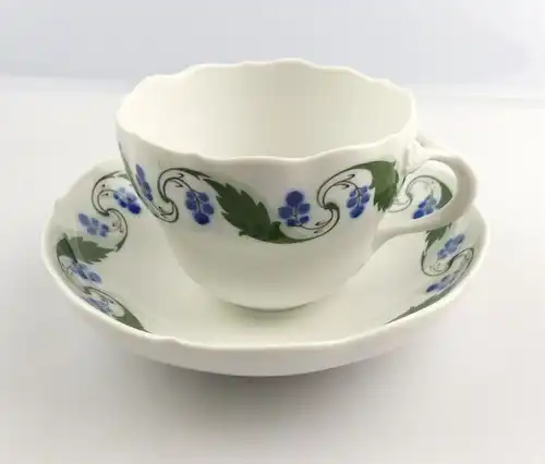 #e4332 Meissen Tasse mit Untertasse Mahagonienranke, grün, Früchte, blau 2. Wahl