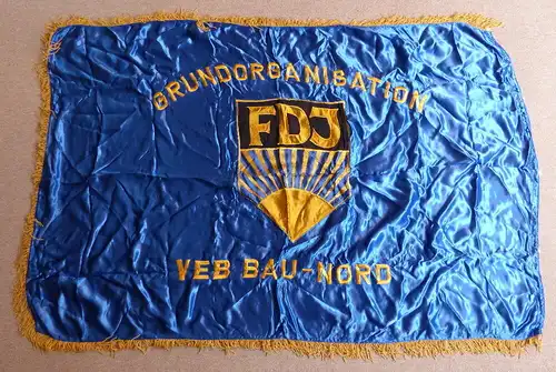 schwere Seiden Fahne: Grundorganisation FDJ VEB Bau Nord , Orden2902