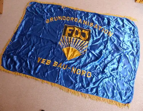 schwere Seiden Fahne: Grundorganisation FDJ VEB Bau Nord , Orden2902