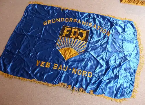 schwere Seiden Fahne: Grundorganisation FDJ VEB Bau Nord , Orden2902