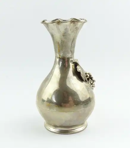 e9364 Kleine alte Vase aus 900 Silber mit Weintrauben Dekor Maral