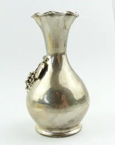 e9364 Kleine alte Vase aus 900 Silber mit Weintrauben Dekor Maral