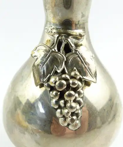 e9364 Kleine alte Vase aus 900 Silber mit Weintrauben Dekor Maral