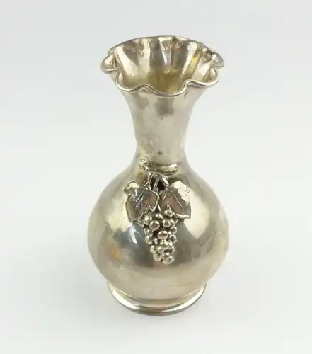 e9364 Kleine alte Vase aus 900 Silber mit Weintrauben Dekor Maral