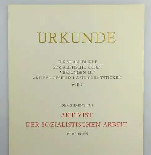 Große blanco Urkunde + Abzeichen: Aktivist der sozialistischen Arbeit, so260