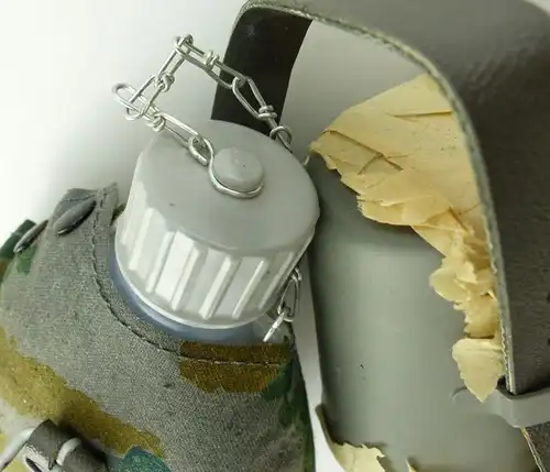 E9541 NVA Trinkflasche Flächentarn Blumentarn unbenutzt