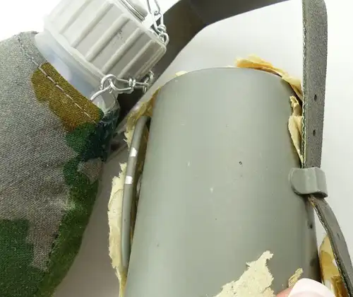 E9541 NVA Trinkflasche Flächentarn Blumentarn unbenutzt