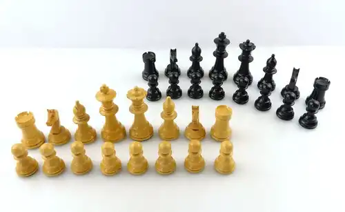 E9515 Wunderschöne alte Schachspiel Figuren aus Holz gefertigt mit Filzfuß