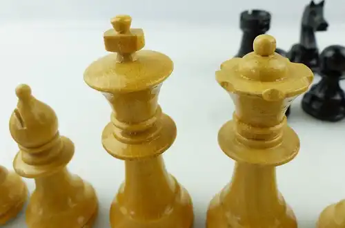 E9515 Wunderschöne alte Schachspiel Figuren aus Holz gefertigt mit Filzfuß