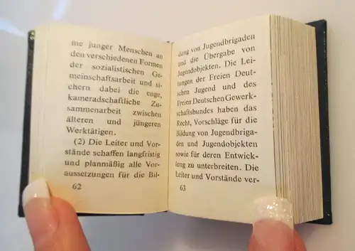 Minibuch Jugendgesetz der DDR überreicht von Egon Krenz Zentralrat FDJ bu0139