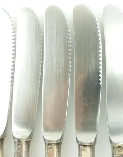 e9749 7 Messer mit rostfreien Klingen und 7 Gabeln 90 Silberauflage