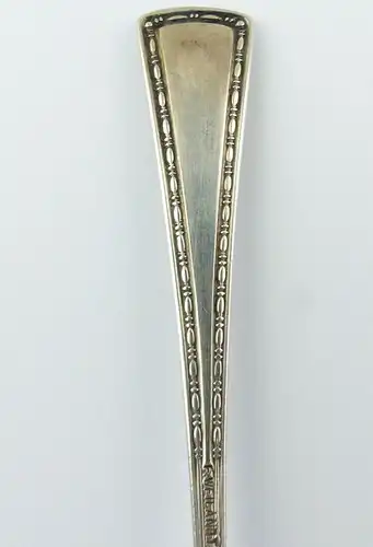 E9677 Schöner Zuckerlöffel aus 800 Silber mit Ziermonogramm Weilandt