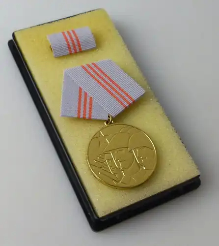 DDR Medaille der Waffenbrüderschaft Gold vgl Band I Nr 208 d  r284