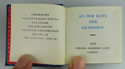 Minibuch An der Seite der Genossen überreicht an Verlagschef Junge Welt Buch1528