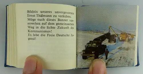 Minibuch An der Seite der Genossen überreicht an Verlagschef Junge Welt Buch1528