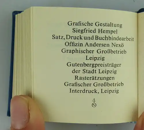 Minibuch An der Seite der Genossen überreicht an Verlagschef Junge Welt Buch1528