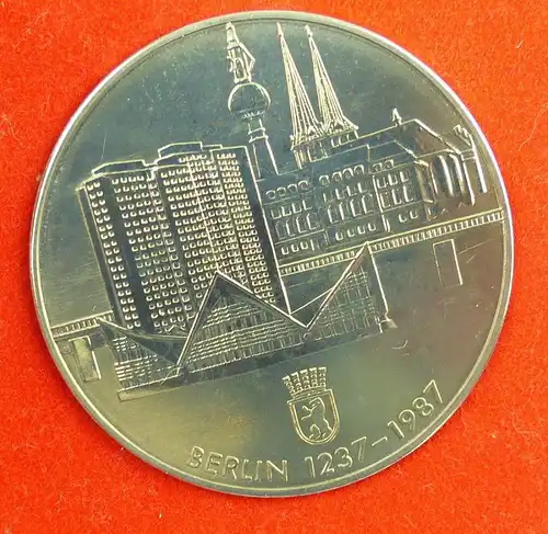 Medaille : 750 Jahre Berlin Hauptstadt der DDR 1237- 1987 / r058