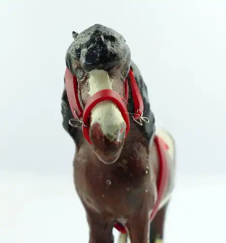 E9409 Antikspielzeug Tier Masse Figur Lineol Pony weiß gescheckt mit Zaumzeug