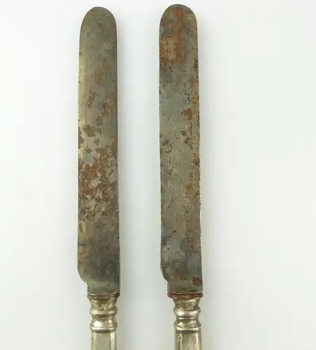e10377 2 sehr alte Messer mit Griffen aus Silber und Ziermonogramm
