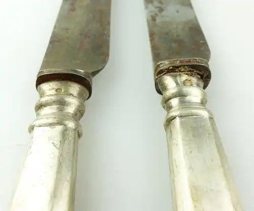 e10377 2 sehr alte Messer mit Griffen aus Silber und Ziermonogramm