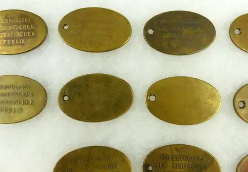 Sammlung 17 verschiedene DDR Kripo Marken Kriminalpolizei Dienstmarken VP SELTEN