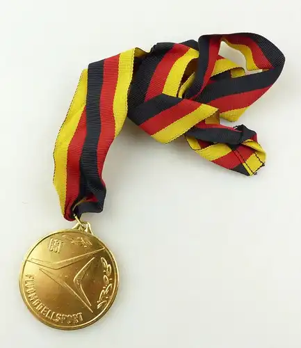 e10421 Medaille GST Meisterschaft der DDR Flugmodellsport goldfarben mit Band