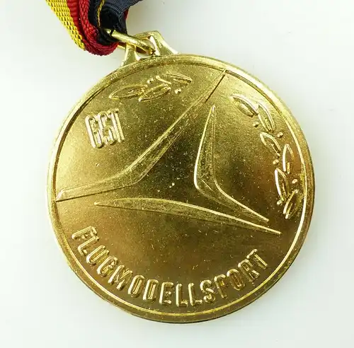 e10421 Medaille GST Meisterschaft der DDR Flugmodellsport goldfarben mit Band