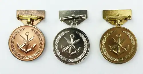 e10470 3 Medaillen hervorragender Ausbilder der GST in Gold Silber und Bronze