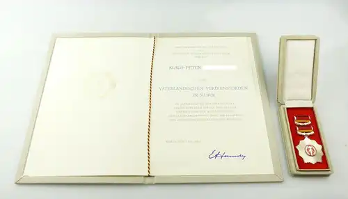 e10559 Vaterländischer Verdienstorden in Silber mit Urkunde und Mappe von 1985
