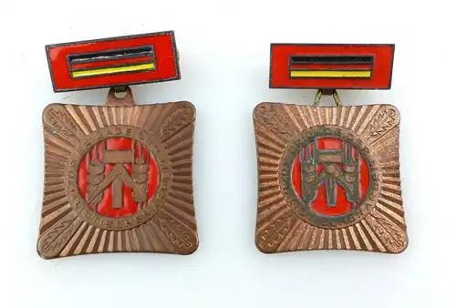 e8970 2 DDR Abzeichen: Brigade der sozialistischen Arbeit Nr. 74 a & 74 b