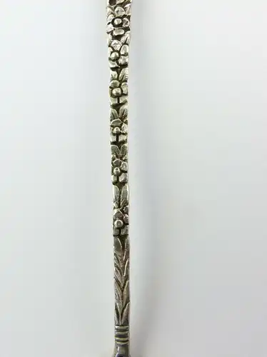 E9678 Kleine feine Vorlegegabel mit Putte und Blumen 800 Silber