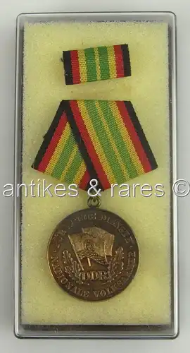 Medaille treue Dienste in der NVA in Gold aus 900 (Ag) Silber Halbmond, Punze 11