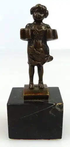 original alte Bronze, Bayrisches Mädchen mit Bierkrügen siegniert JFFLAND, un065