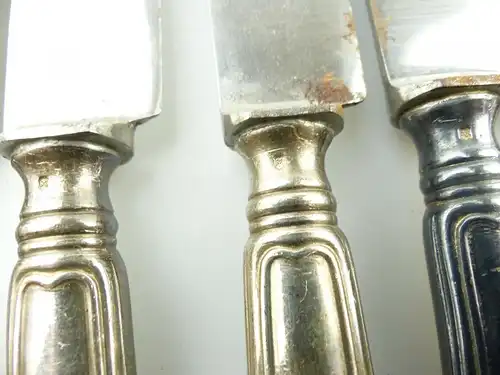 E11311 12 alte versilberte Menümesser mit Augsburger Faden und Ziermonogramm SH