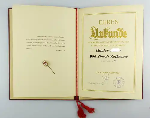 #e2979 Nachlass: Ehrenurkunde mit Ehrennadel BSG Einheit Rathenow Nr.313, 1956