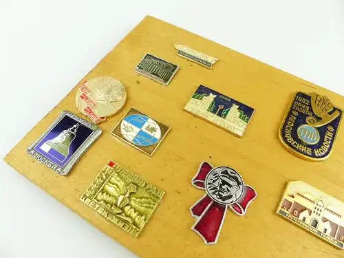 e11417 Ehrengeschenk mit verschiedenen russischen Abzeichen auf Holzbrett