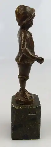 original alte Bronze Junge mit Fisch in der Hand un064