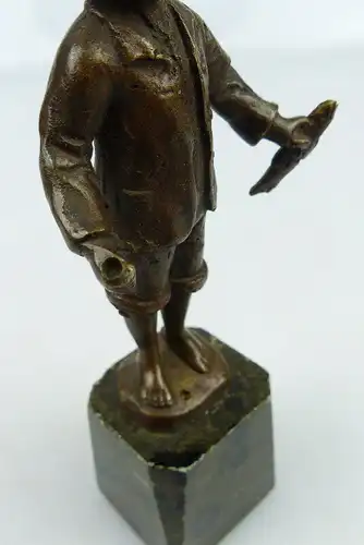original alte Bronze Junge mit Fisch in der Hand un064