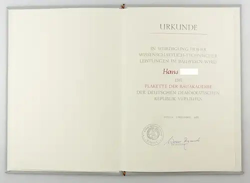 #e6679 Urkunde für Plakette der Bauakademie der DDR 1976 verliehen mit Mappe
