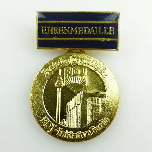 e11857 2 Medaillen FDJ Roter Oktober und Initiative Berlin an ZK Mitglied