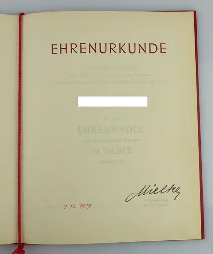 Urkunde: Ehrennadel Sportvereinigung Dynamo in Silber 1979 verliehen, Orden2805