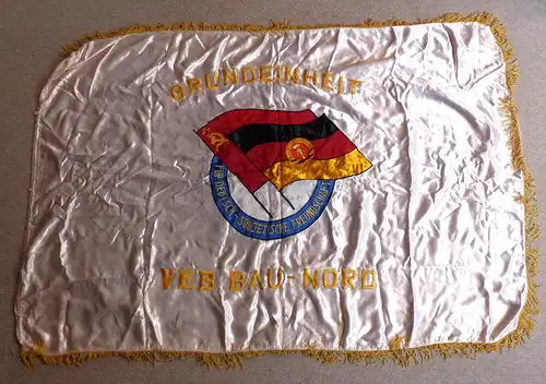 schwere Seiden Fahne: Grundeinheit Deutsch-Sowjetische Freundschaft VEB Bau Nord