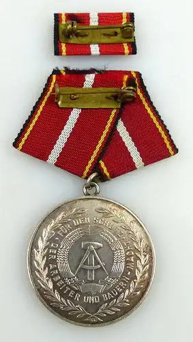 Verdienstmedaille der NVA in 900 Silber vgl Band I Nr. 146 d Punze 4, Orden1203