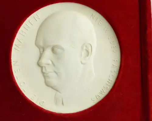 e12081 Original alte sehr große Ernst Thälmann Medaille Meissen Porzellan
